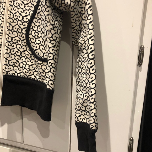Small size lululemon hoodie - Picture 4 of 4